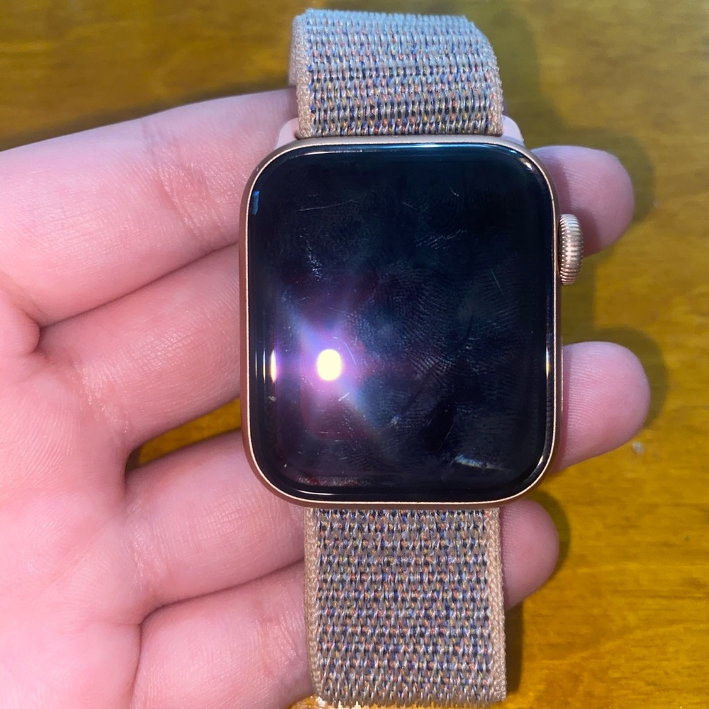 Rose Gold Apple Watch Series 4, 40mm + Charger